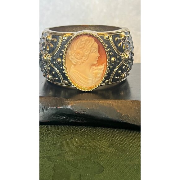 Vintage Silver Tone Cameo Bracelet With Ornate Floral Design & Intricate Detaili - Picture 2 of 5